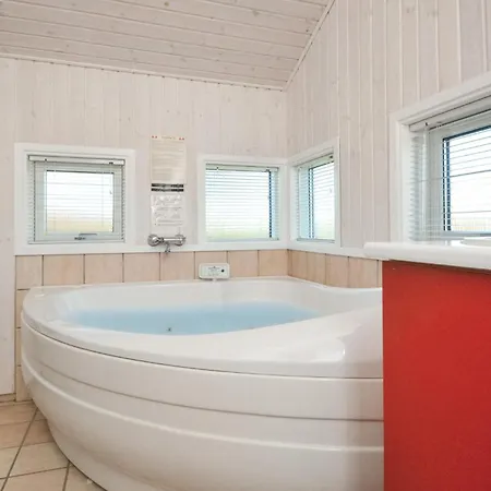 3 Bedroom Awesome In בית נופש Hejls